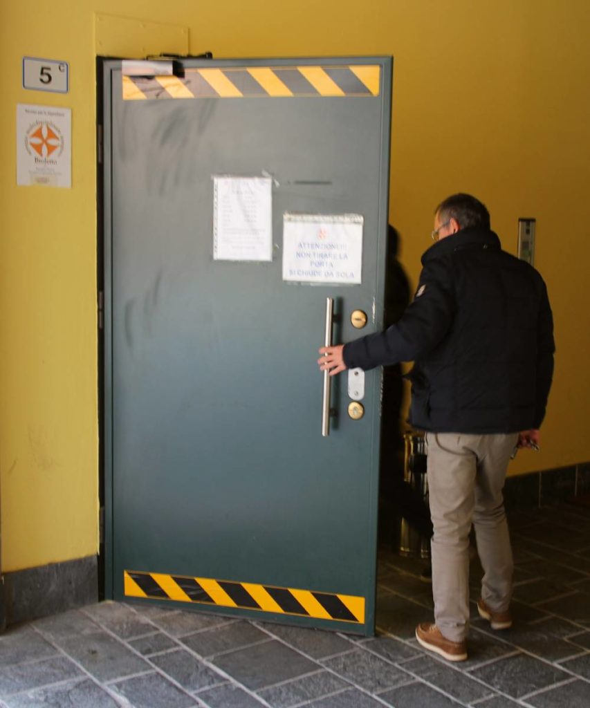 l'ingresso dello SMI Broletto l'ingresso dello SMI Broletto